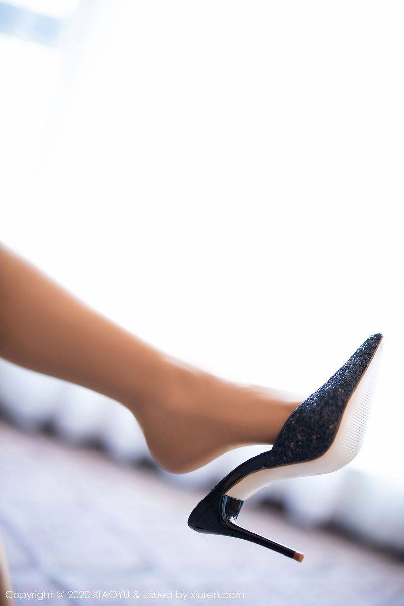 语画界性感女神言沫丝袜美腿高挑身材简约吊裙私房写真-48