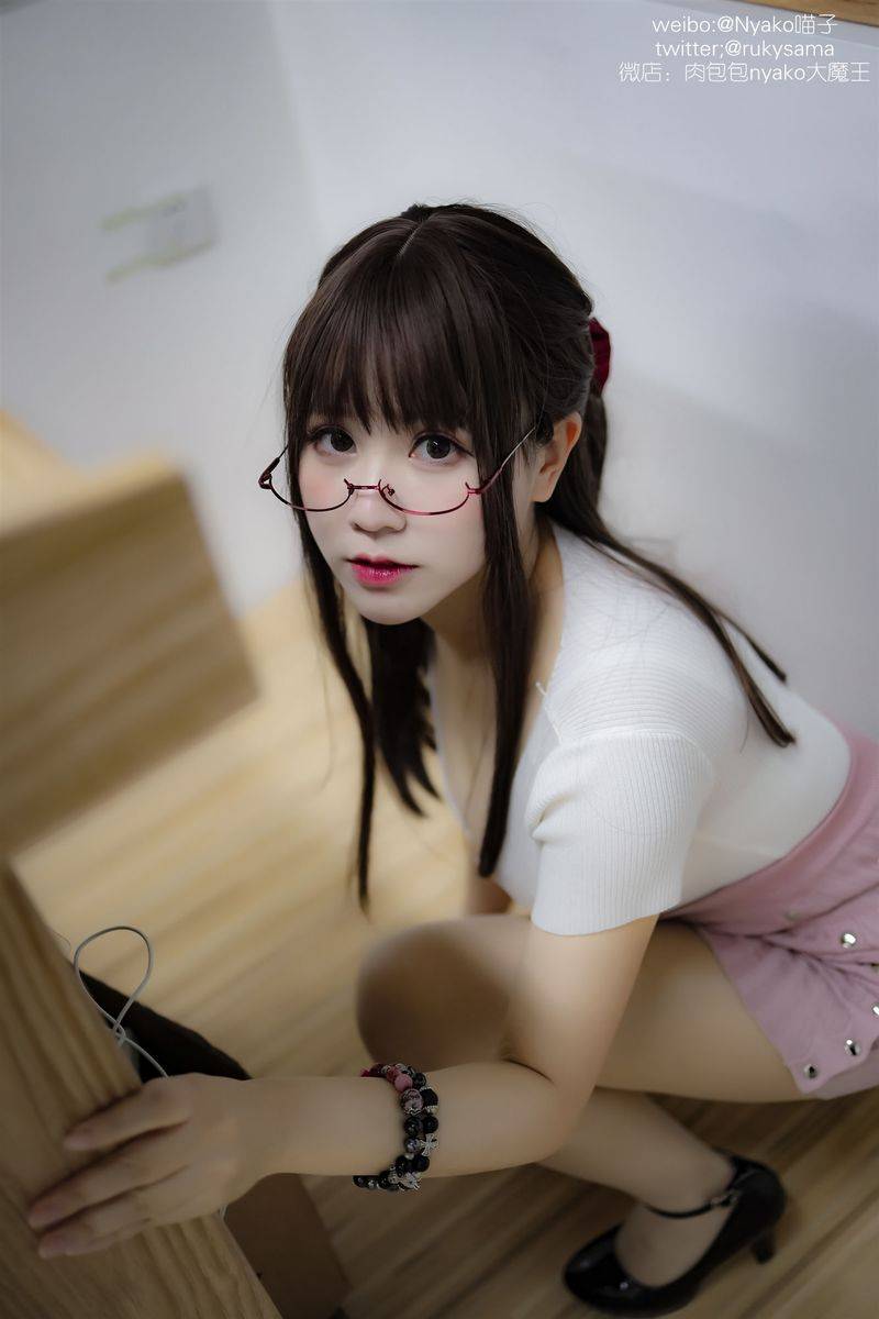 网络红人Nyako喵子《欲求不满的老师》角色扮演大尺度写真-2
