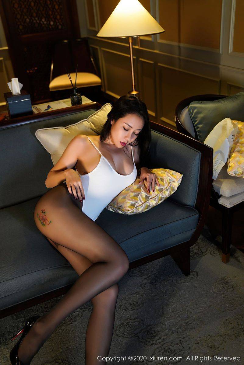 秀人网性感御姐果儿Victoria白色吊带与黑丝美腿妩媚写真-13