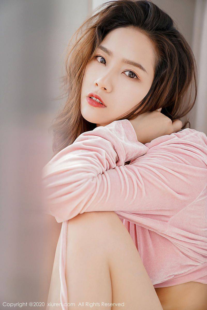 秀人网美女模特方子萱粉色运动内衣修长美腿娇媚性感写真