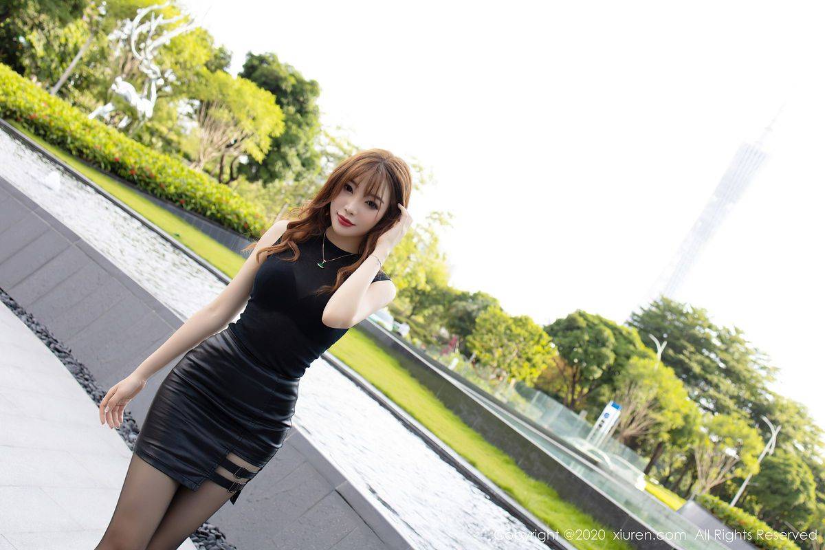 秀人网性感女神芝芝Booty时尚黑丝街拍与魅惑私房系列写真-14