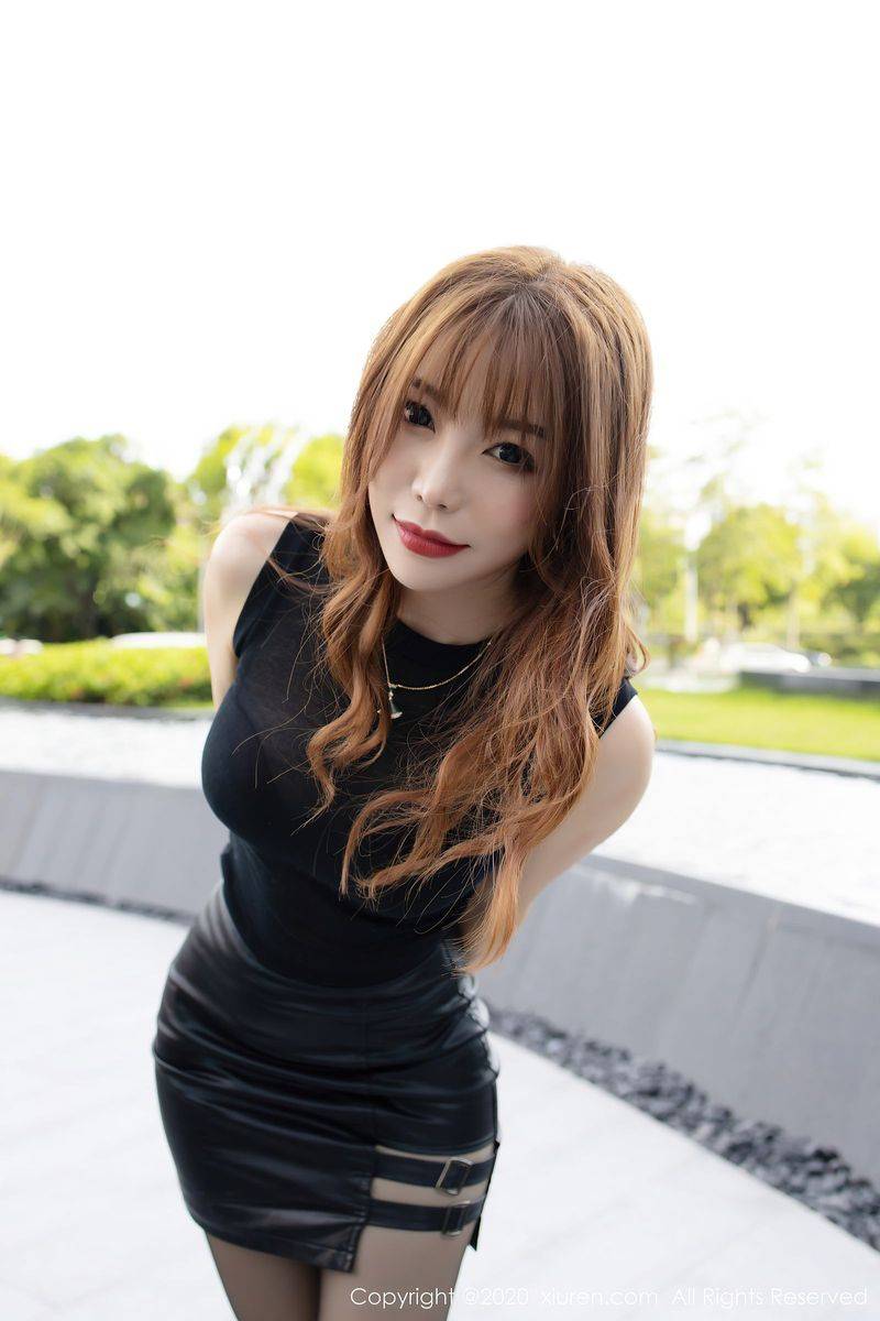 秀人网性感女神芝芝Booty时尚黑丝街拍与魅惑私房系列写真-16