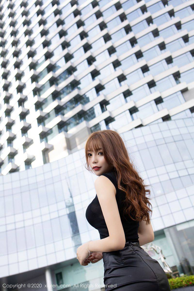 秀人网性感女神芝芝Booty时尚黑丝街拍与魅惑私房系列写真-17