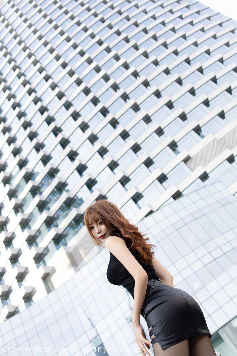 秀人网性感女神芝芝Booty时尚黑丝街拍与魅惑私房系列写真-19