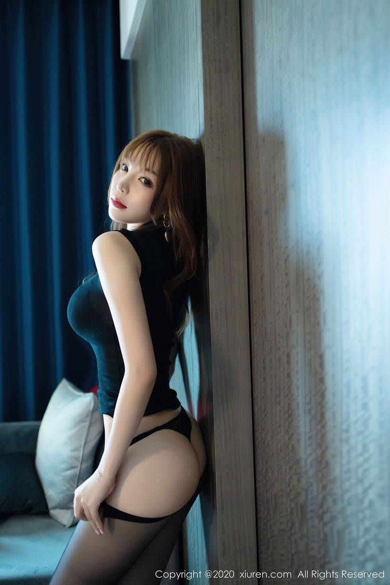 秀人网性感女神芝芝Booty时尚黑丝街拍与魅惑私房系列写真-29