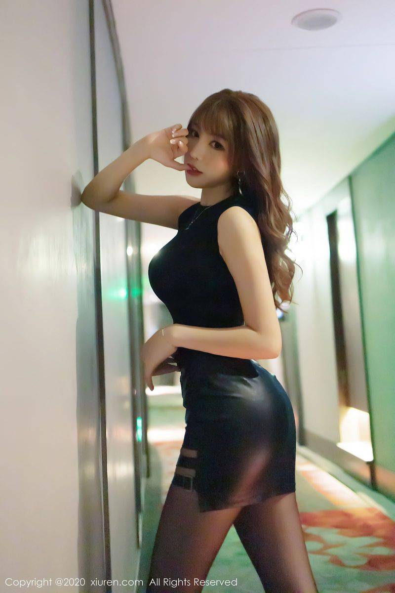 秀人网性感女神芝芝Booty时尚黑丝街拍与魅惑私房系列写真-34