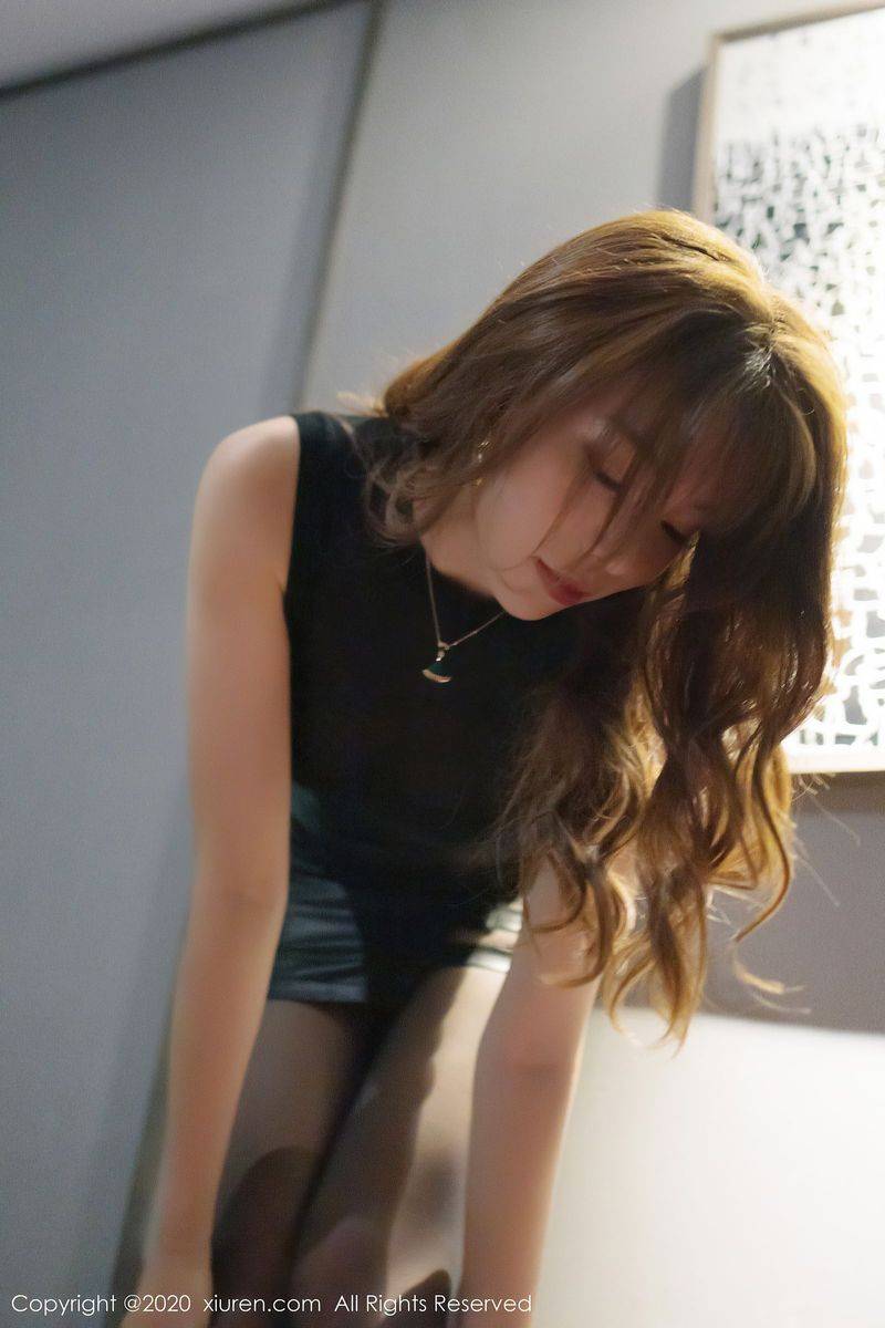 秀人网性感女神芝芝Booty时尚黑丝街拍与魅惑私房系列写真-63