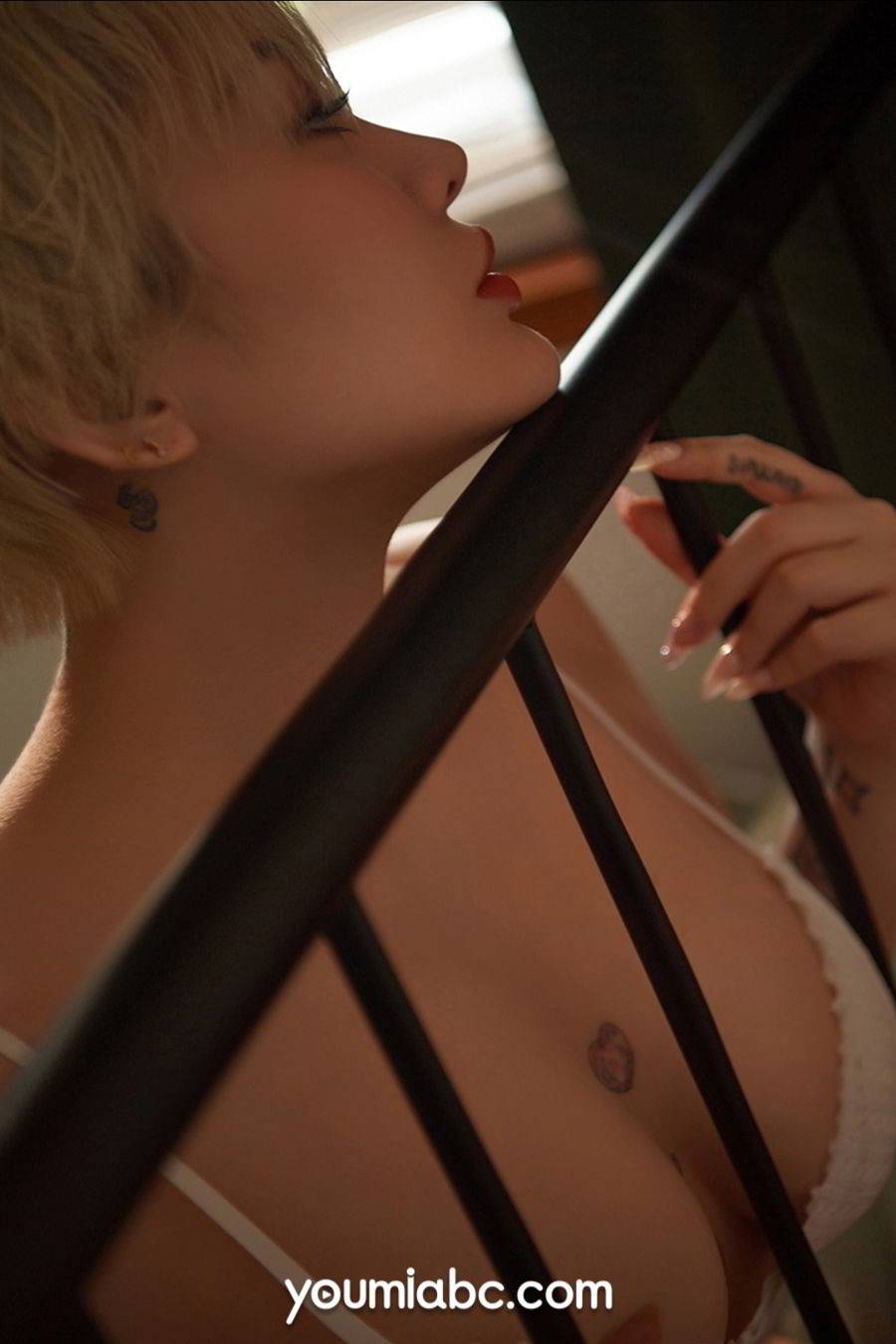 YOUMEI尤美新人模特Heidi波涛胸涌湿身撩拨の温柔主题写真-2