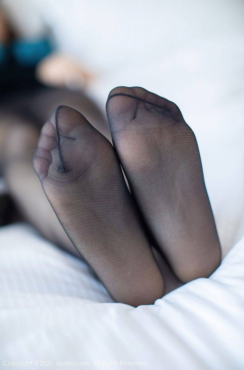 秀人网新人模特曦宝儿性感超低深V服饰与短裙黑丝性感写真-34