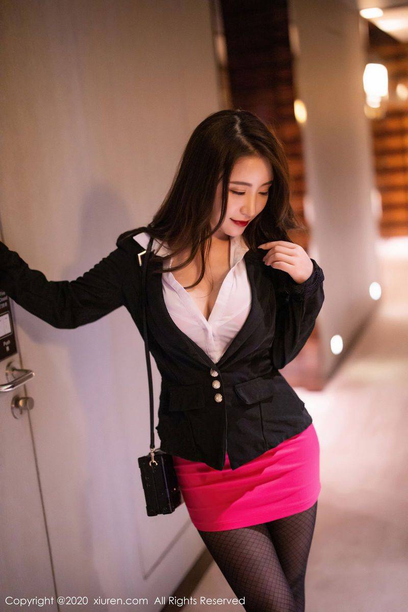 秀人网性感女神绯月樱Cherry黑丝美腿职场制服系列足量写真-24