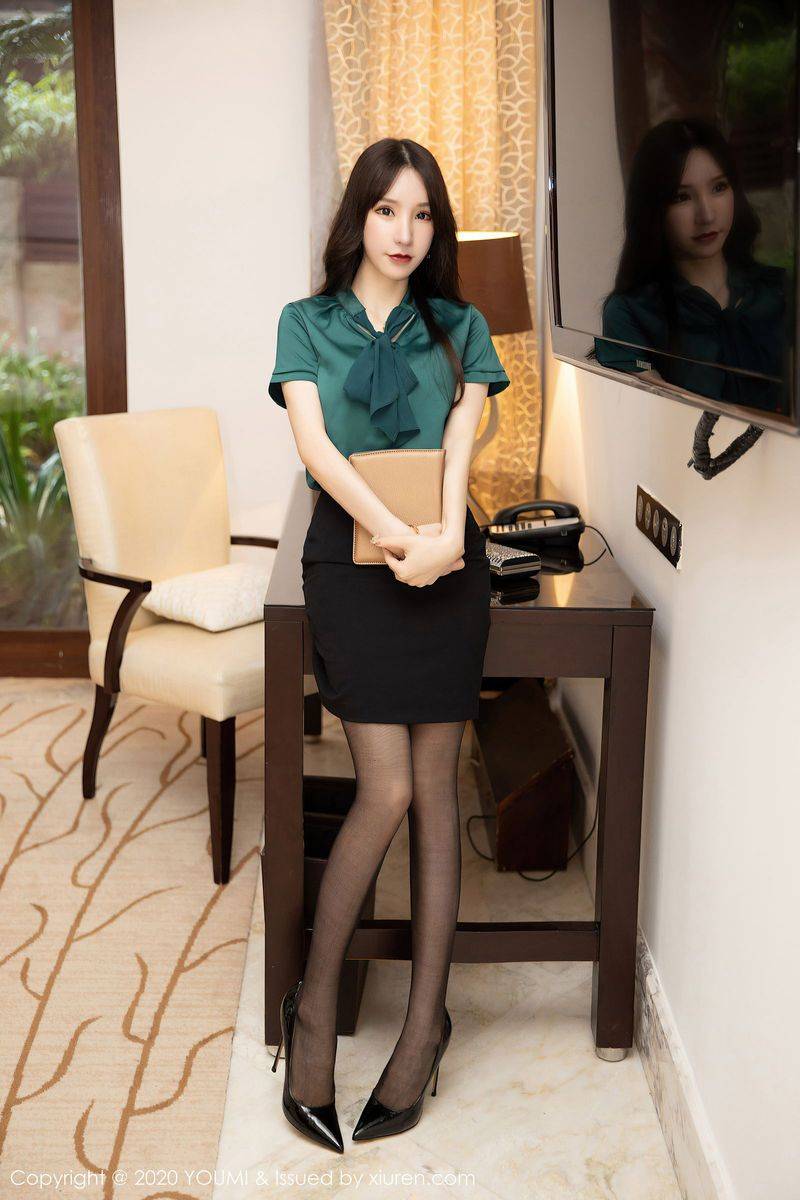 尤蜜荟性感女神周于希Sandy经典女秘书OL制服系列三亚旅拍-2