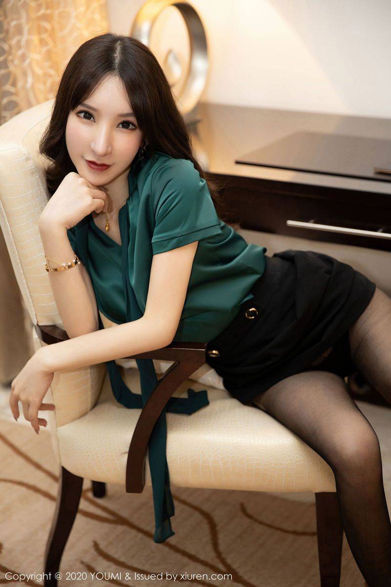 尤蜜荟性感女神周于希Sandy经典女秘书OL制服系列三亚旅拍-17