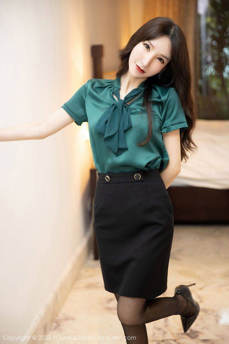 尤蜜荟性感女神周于希Sandy经典女秘书OL制服系列三亚旅拍-56