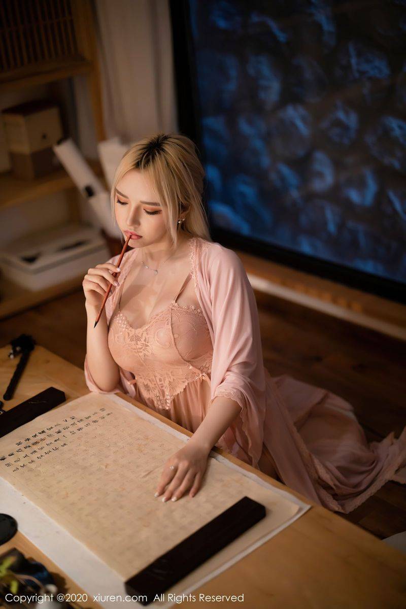 秀人网性感女神Lovely璐璐粉色连衣裙系列古风场景魅力写真-26