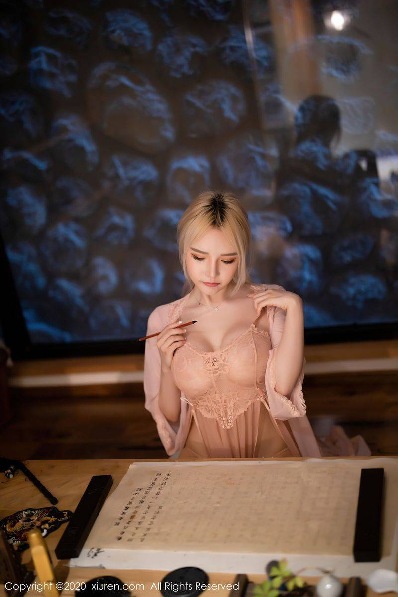 秀人网性感女神Lovely璐璐粉色连衣裙系列古风场景魅力写真-28