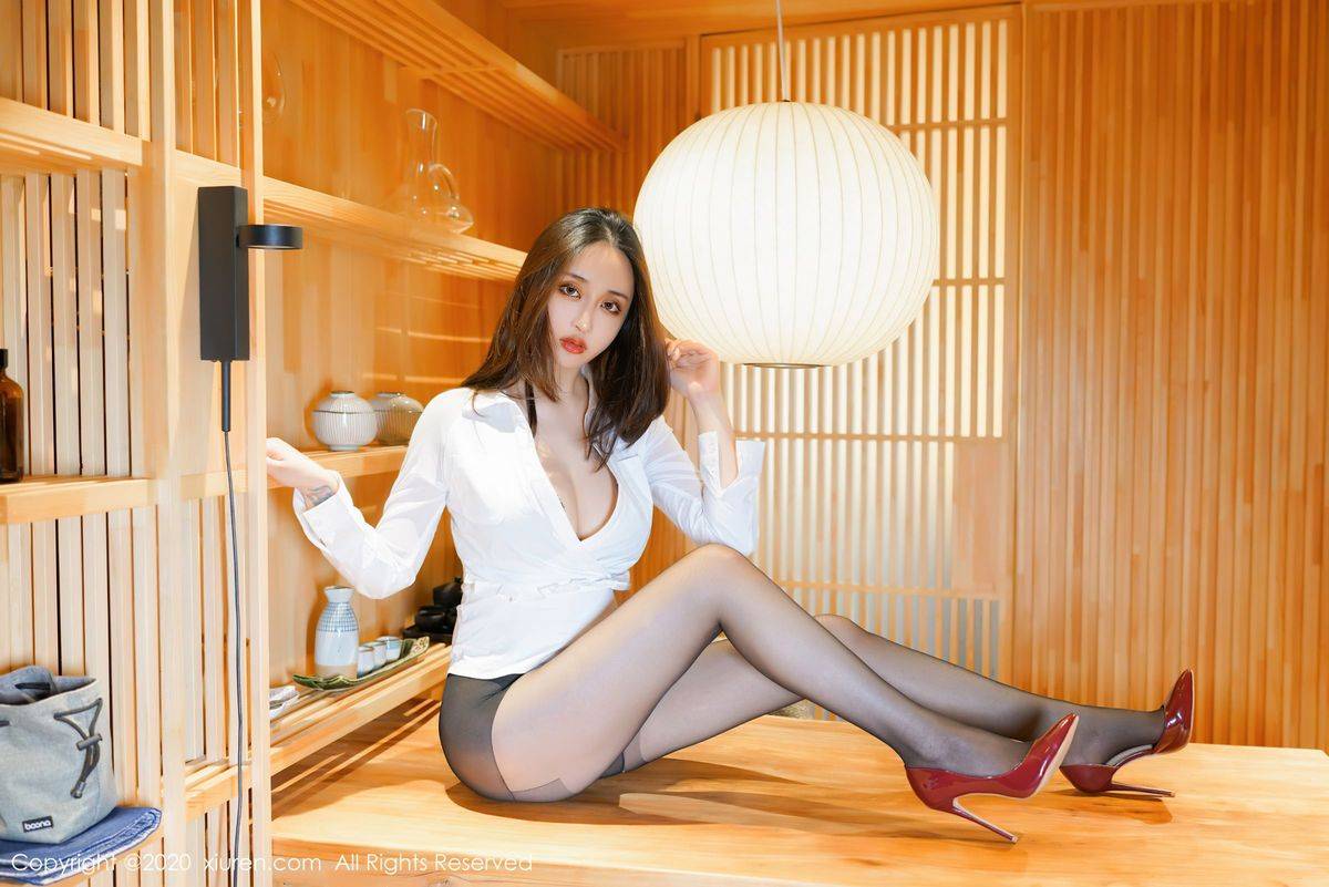 秀人网美女模特Betty林子欣黑丝美腿女白领职场系列心愿旅拍-18