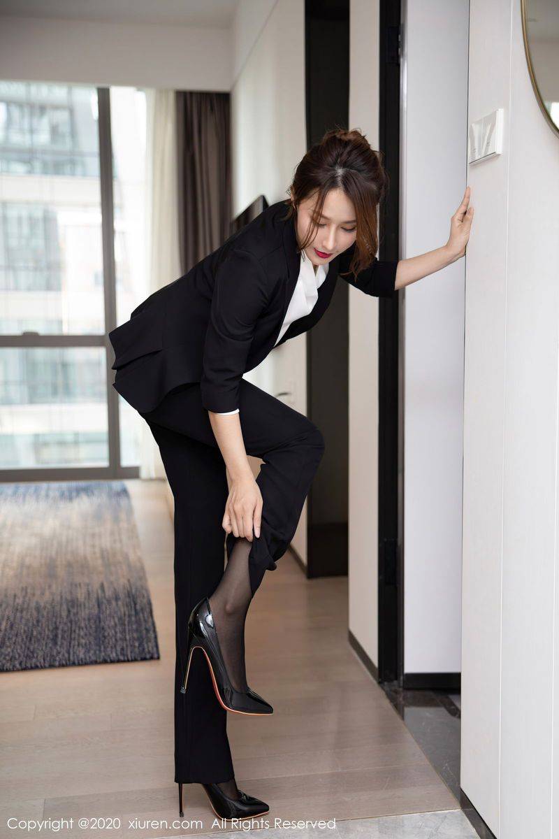 秀人网性感女神徐安安酒店私人管家系列职场OL制服诱惑写真-20