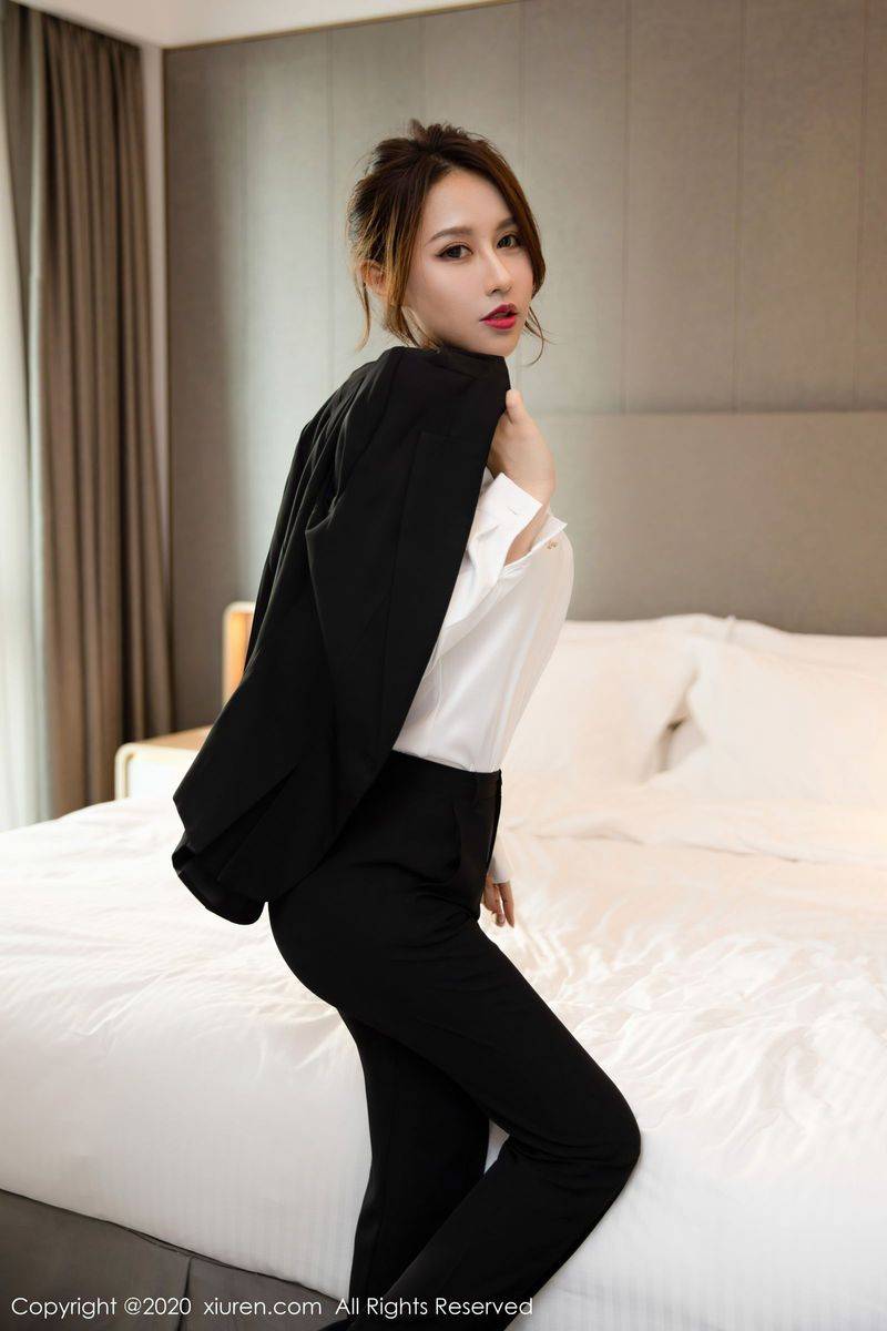 秀人网性感女神徐安安酒店私人管家系列职场OL制服诱惑写真-35