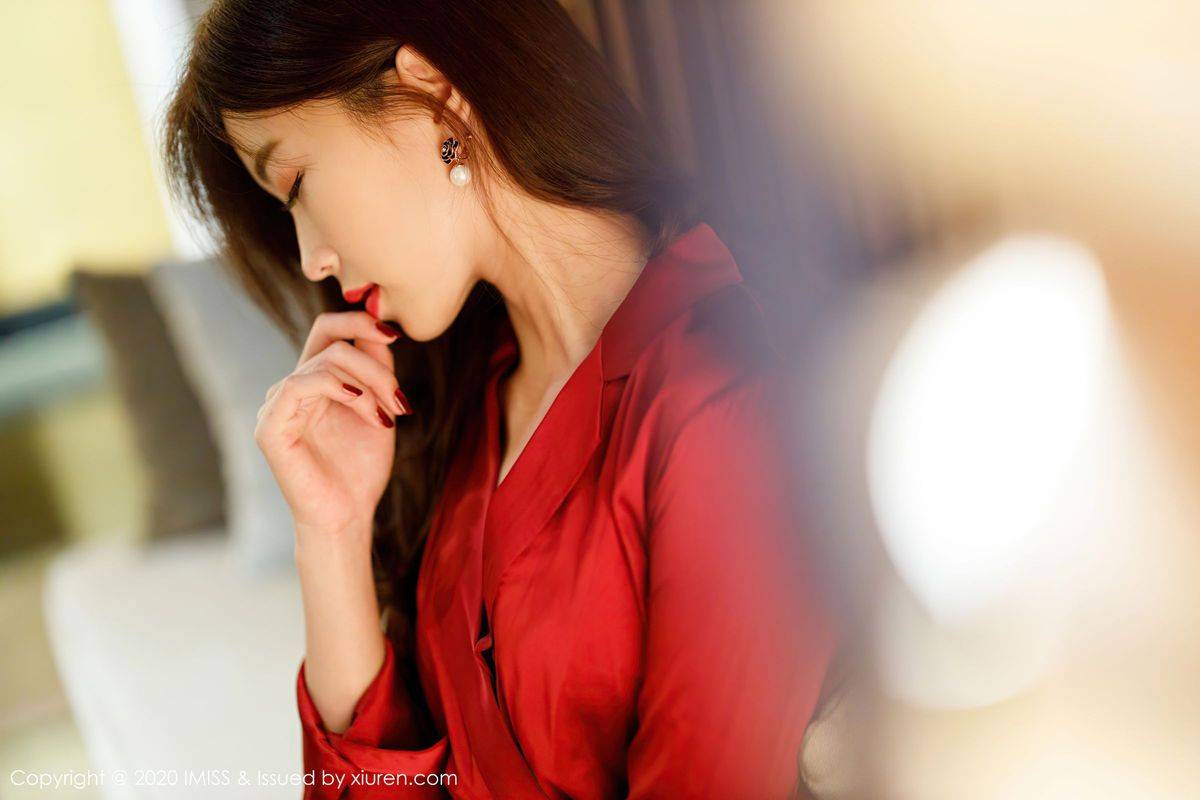 爱蜜社美女模特杨紫嫣Cynthia典雅礼裙与丝袜美腿心愿旅拍-6