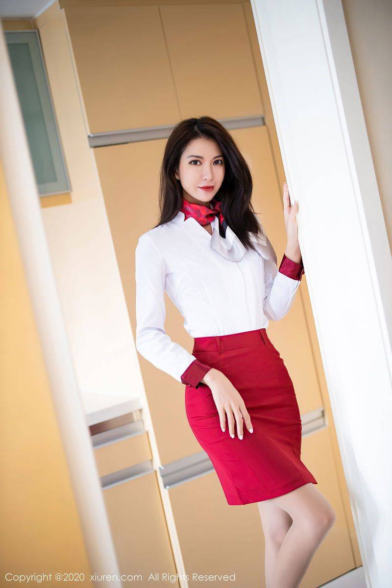 秀人网气质美女陈良玲Carry丝袜美腿红白空姐制服性感写真-16