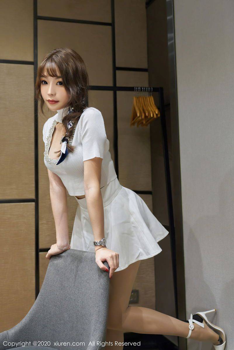 秀人网性感女神芝芝Booty欣长美腿与圆润翘臀暗香涌动写真-52