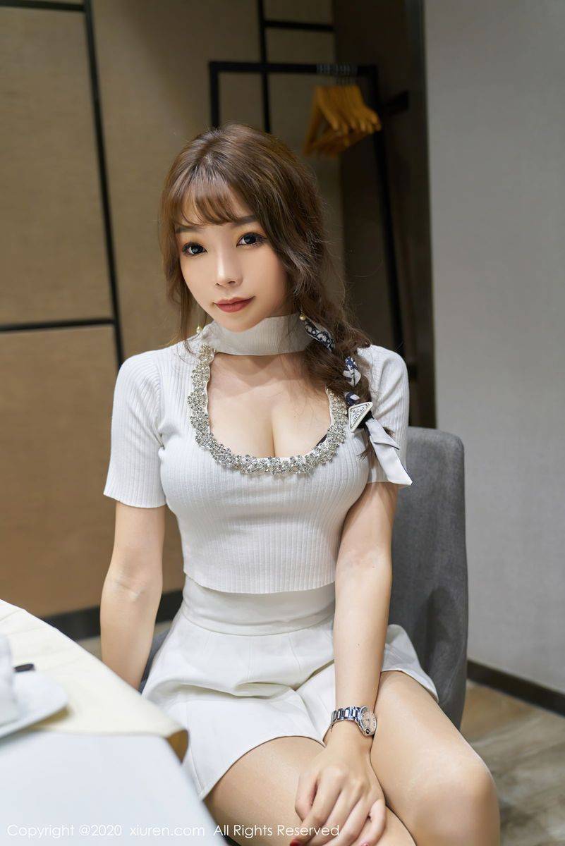 秀人网性感女神芝芝Booty欣长美腿与圆润翘臀暗香涌动写真-51