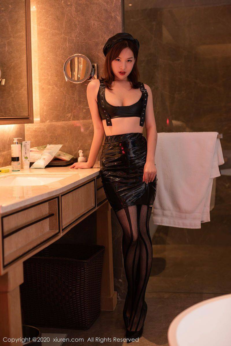 秀人网美女模特范小宣fancy皮直朋克黑色蕾丝吊袜成都旅拍-60