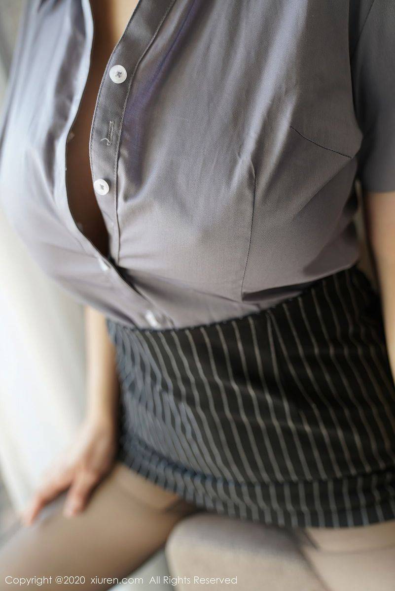 秀人网美女模特周大萌职场OL女秘书系列黑丝美腿惹火写真-32