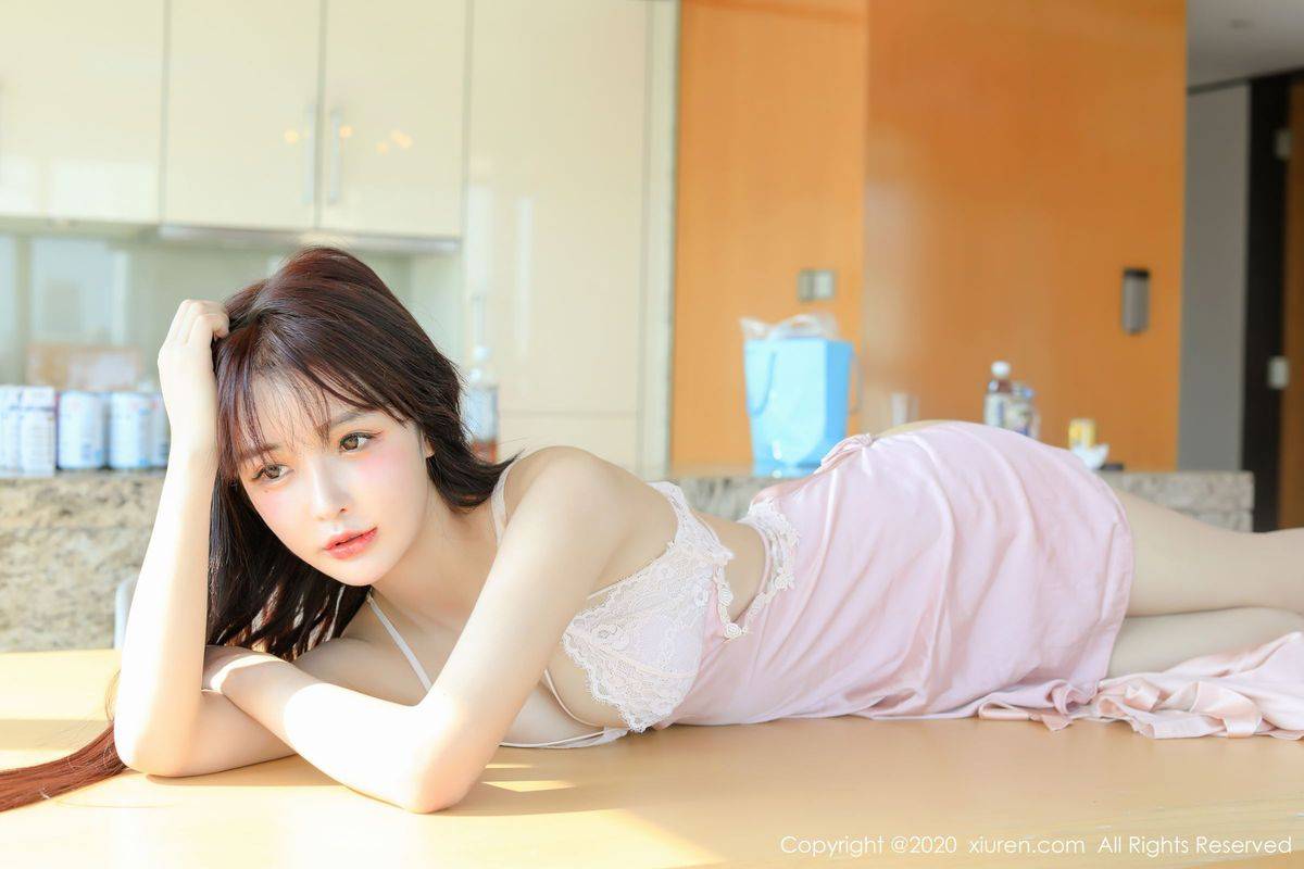 秀人网新人嫩模南初妹妹粉色情趣吊裙白嫩娇躯性感套图-11