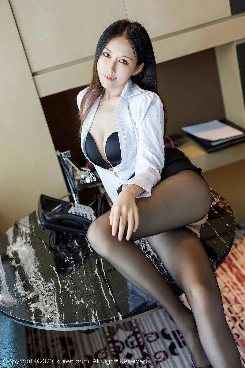 秀人网美女模特月音瞳白衬衫黑短裙秘书OL系列极致魅惑写真-10
