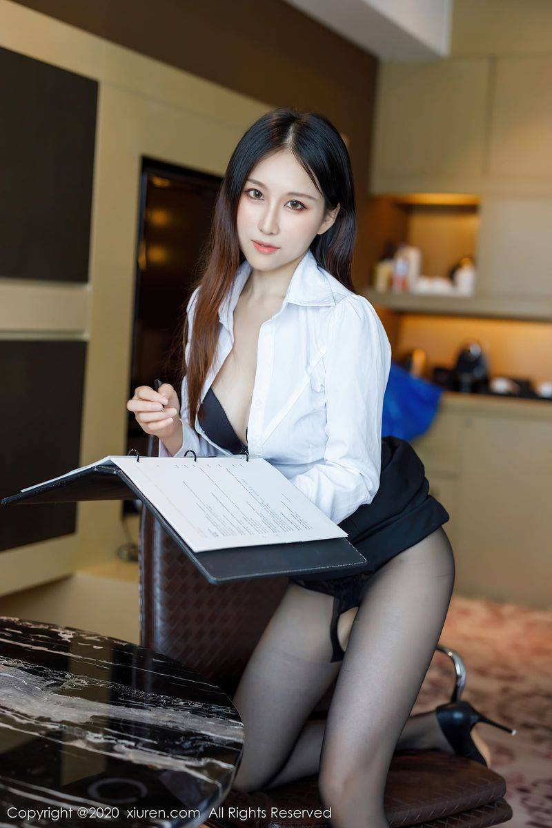 秀人网美女模特月音瞳白衬衫黑短裙秘书OL系列极致魅惑写真-19