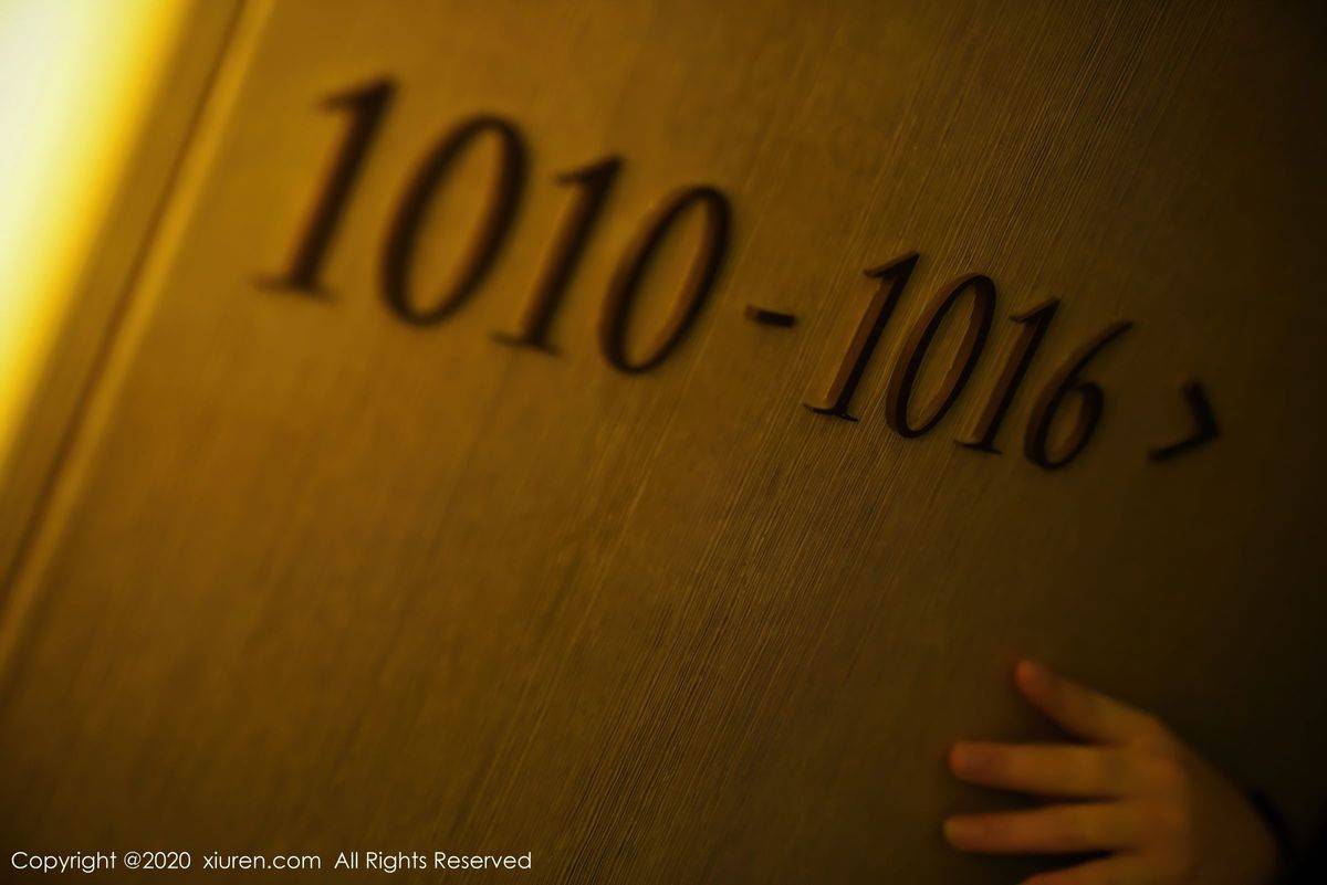 秀人网美女模特美七Mia酒店场景波涛胸涌黑丝制服性感套图-4