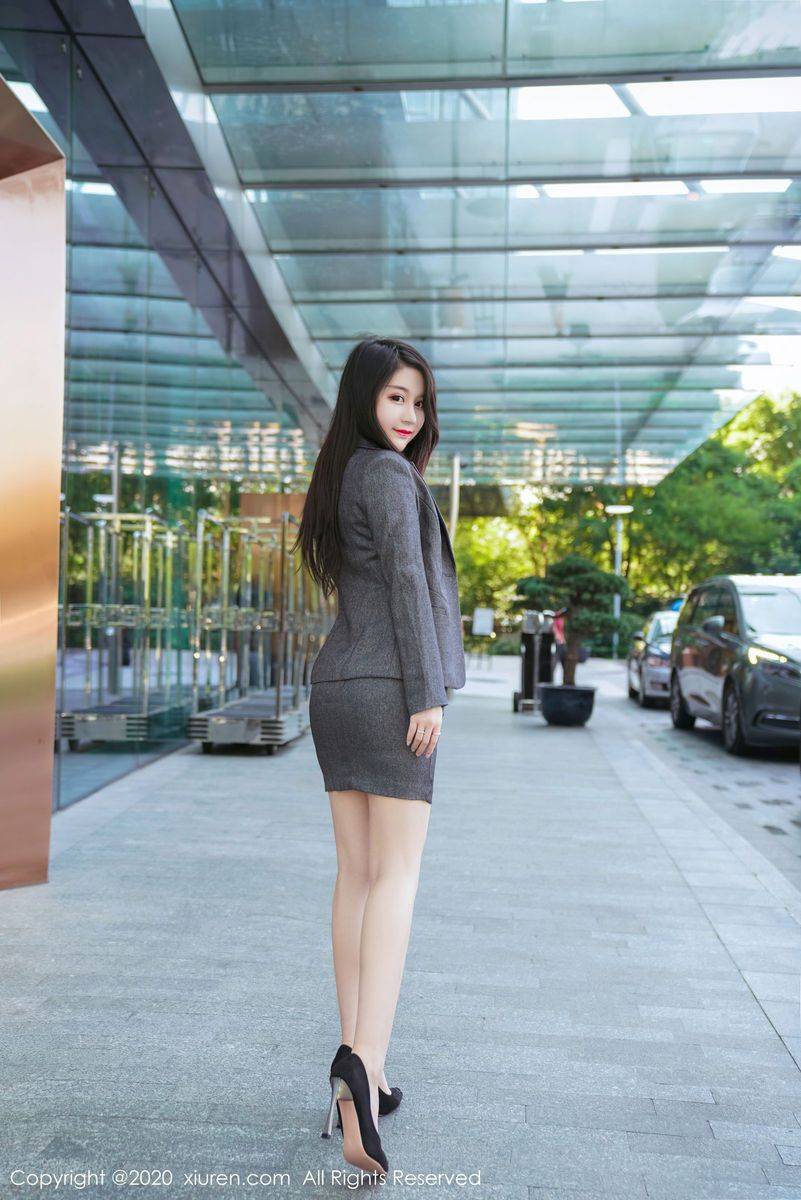 秀人网美女模特美七Mia酒店场景波涛胸涌黑丝制服性感套图-12