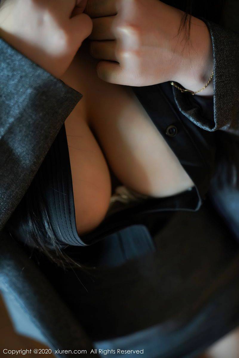 秀人网美女模特美七Mia酒店场景波涛胸涌黑丝制服性感套图-20