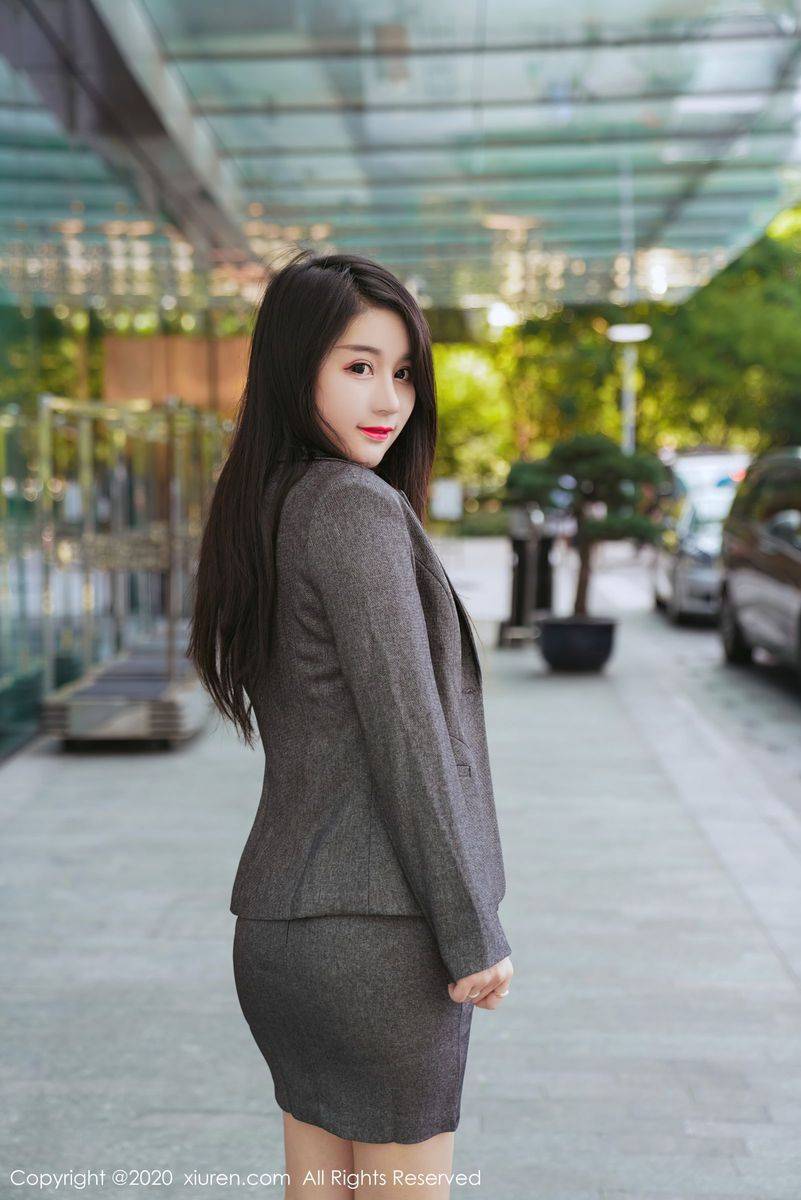 秀人网美女模特美七Mia酒店场景波涛胸涌黑丝制服性感套图-45