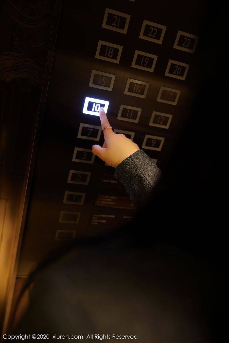 秀人网美女模特美七Mia酒店场景波涛胸涌黑丝制服性感套图-62