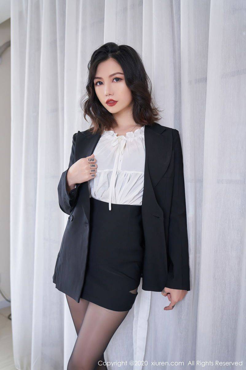 秀人网新人模特舌尖上的菊花Ace黑丝美腿黑衣系列首套写真-4