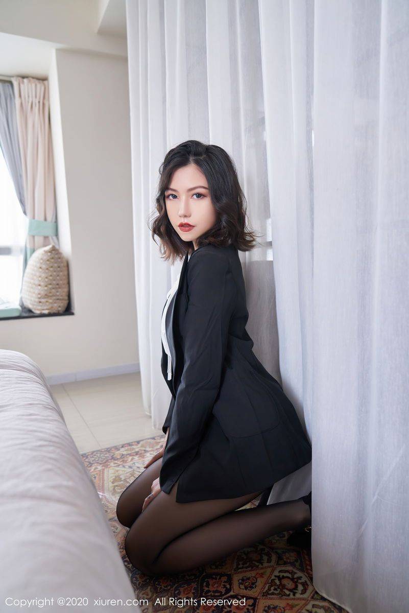 秀人网新人模特舌尖上的菊花Ace黑丝美腿黑衣系列首套写真-5