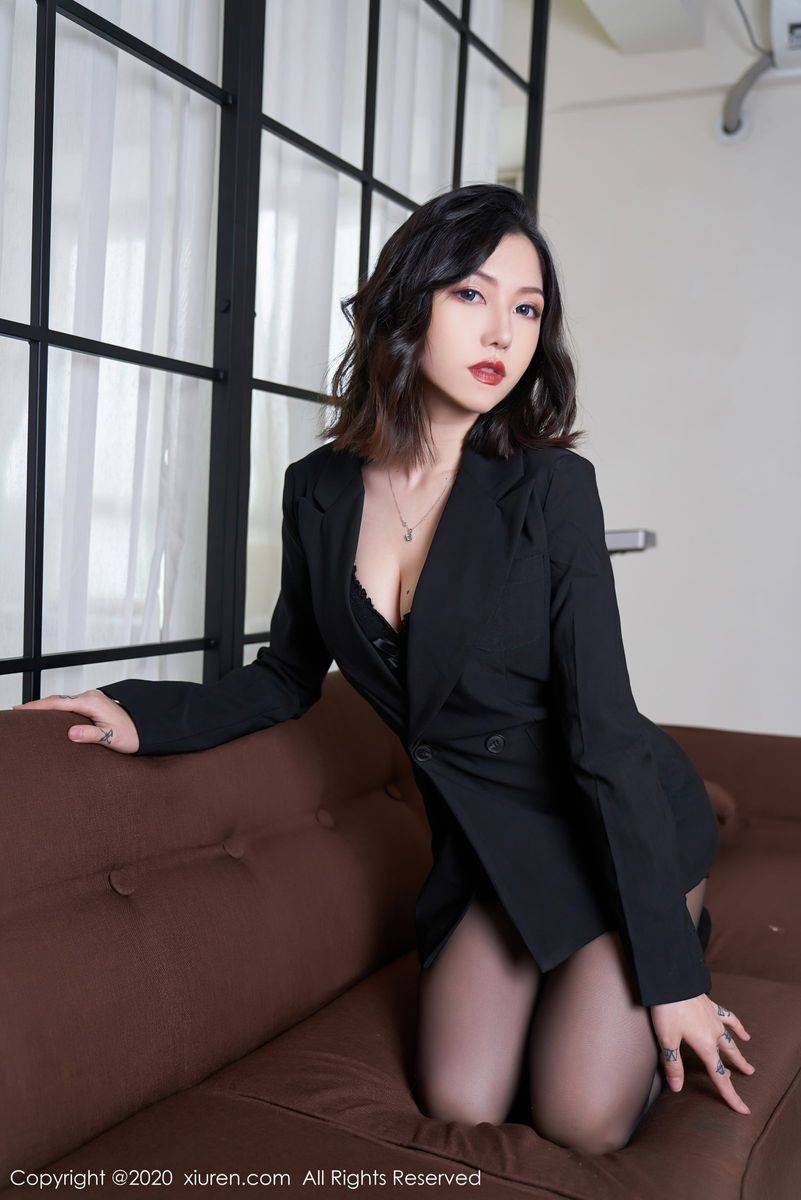 秀人网新人模特舌尖上的菊花Ace黑丝美腿黑衣系列首套写真-15