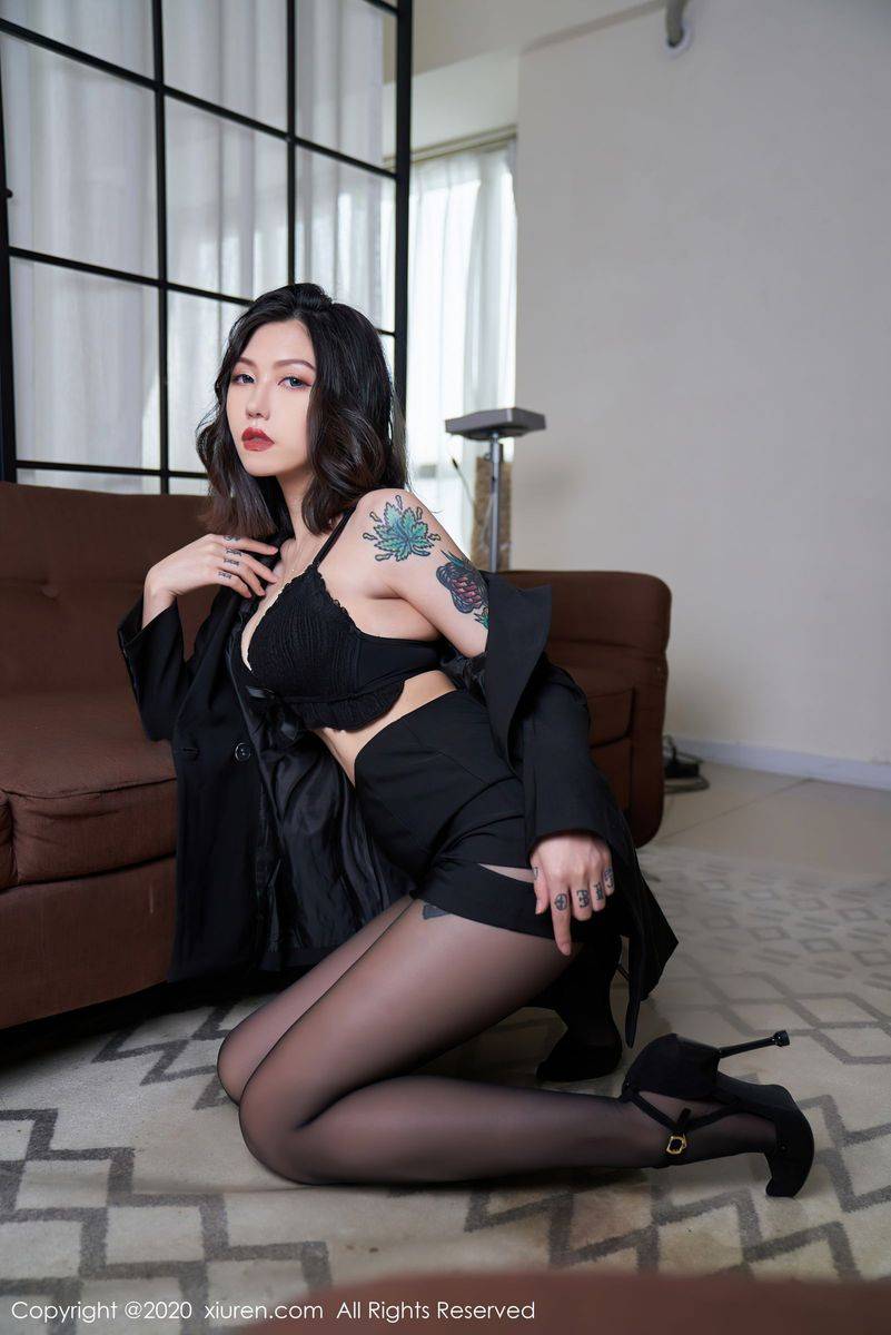 秀人网新人模特舌尖上的菊花Ace黑丝美腿黑衣系列首套写真-24