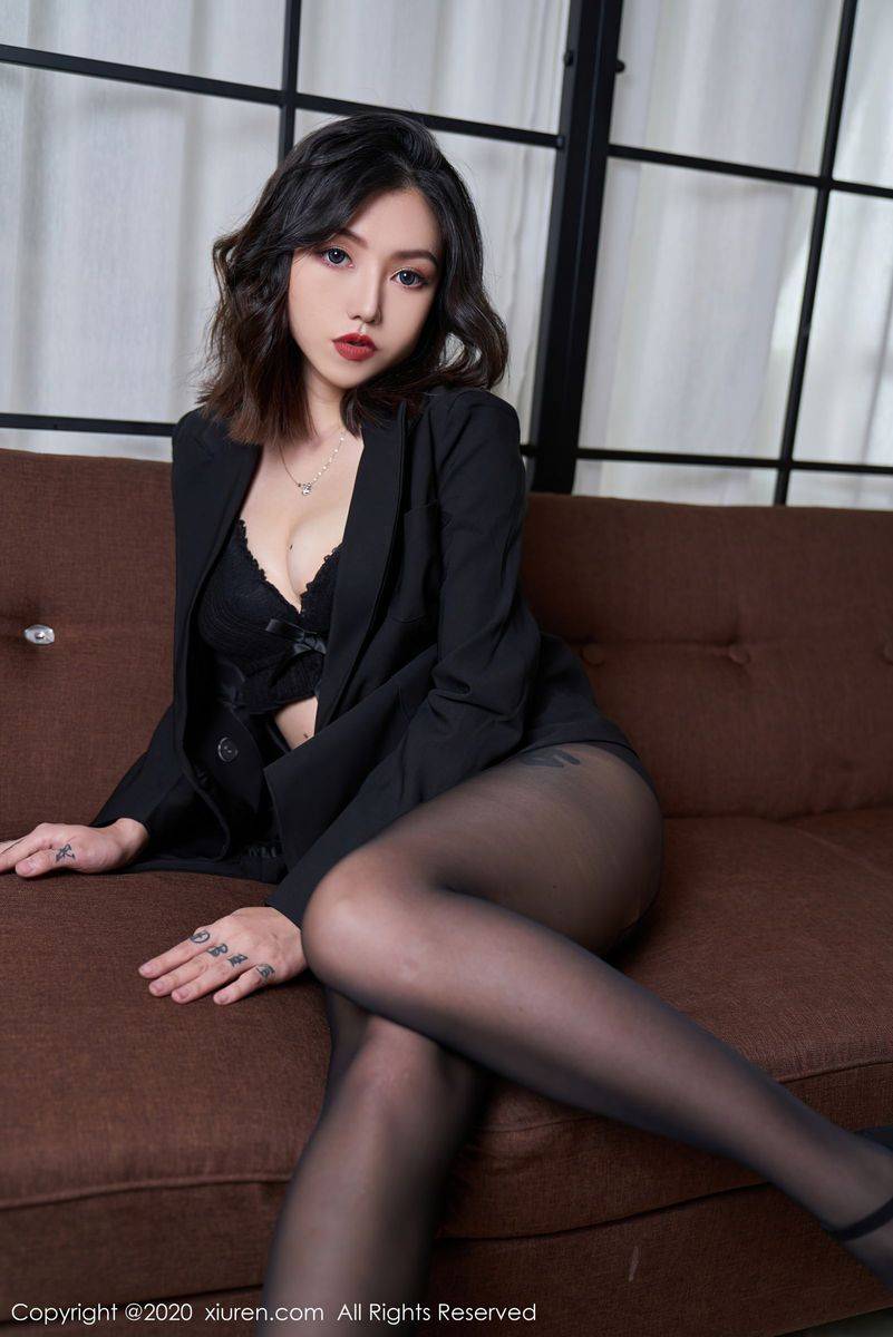 秀人网新人模特舌尖上的菊花Ace黑丝美腿黑衣系列首套写真-28