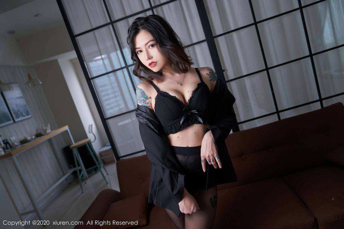 秀人网新人模特舌尖上的菊花Ace黑丝美腿黑衣系列首套写真-37