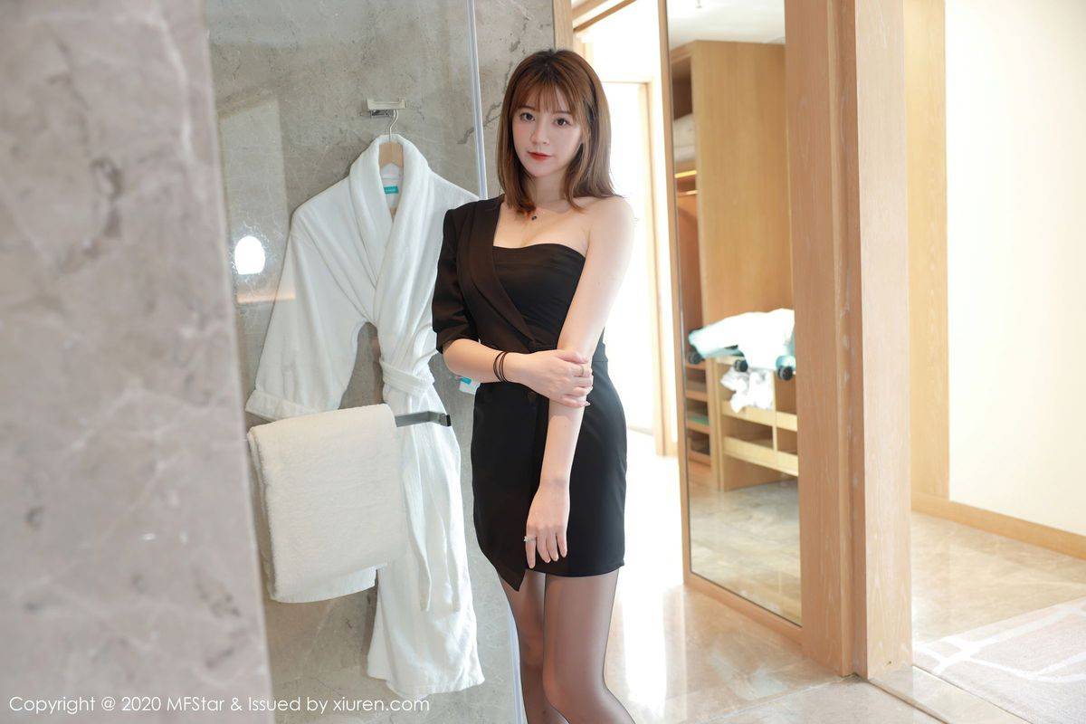 模范学院美女模特幻雪儿抹胸礼裙与黑丝美腿系列四川旅拍-30