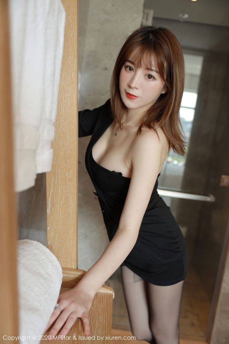 模范学院美女模特幻雪儿抹胸礼裙与黑丝美腿系列四川旅拍-25