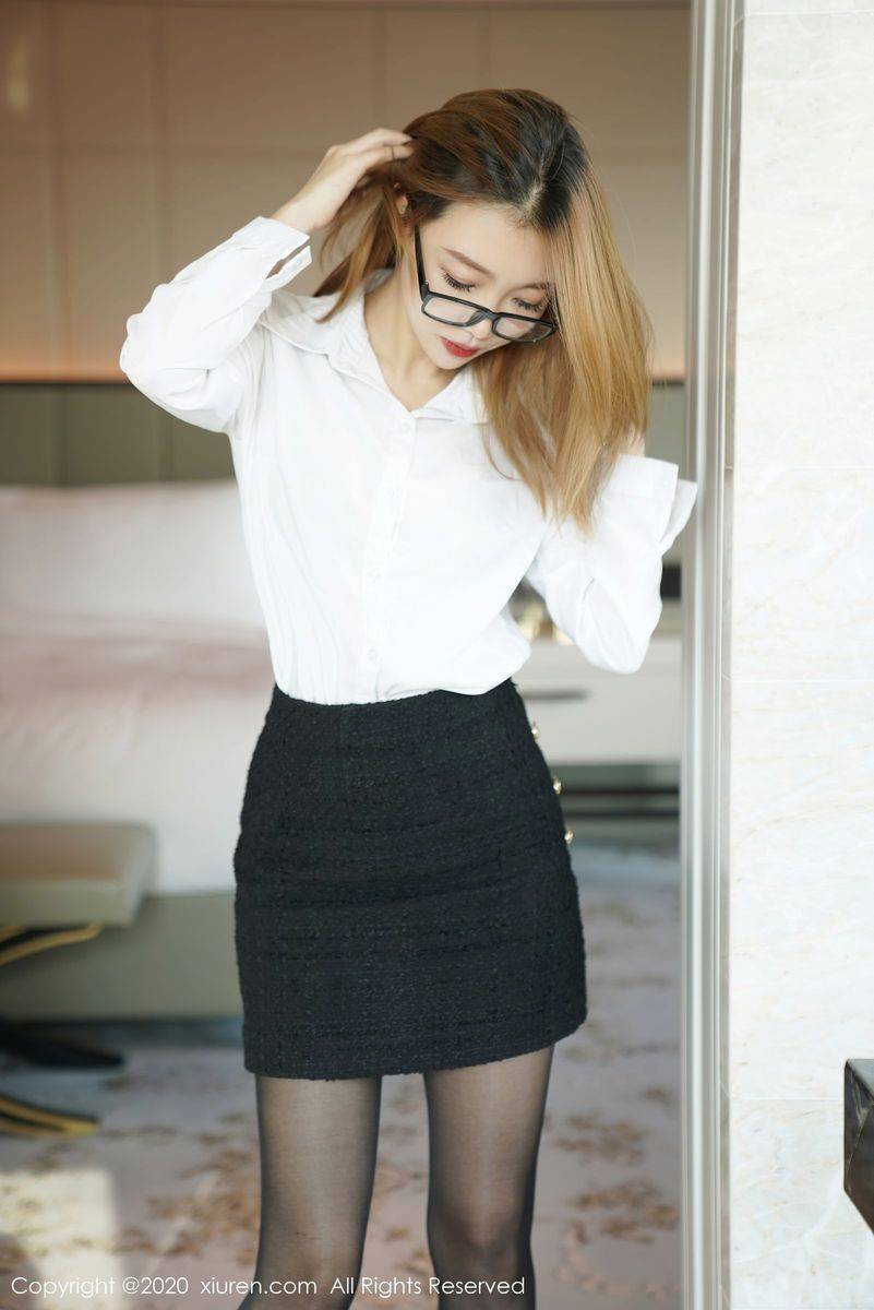 秀人网性感女神冯木木LRIS曼妙身材职场OL制服系列经典写真-9