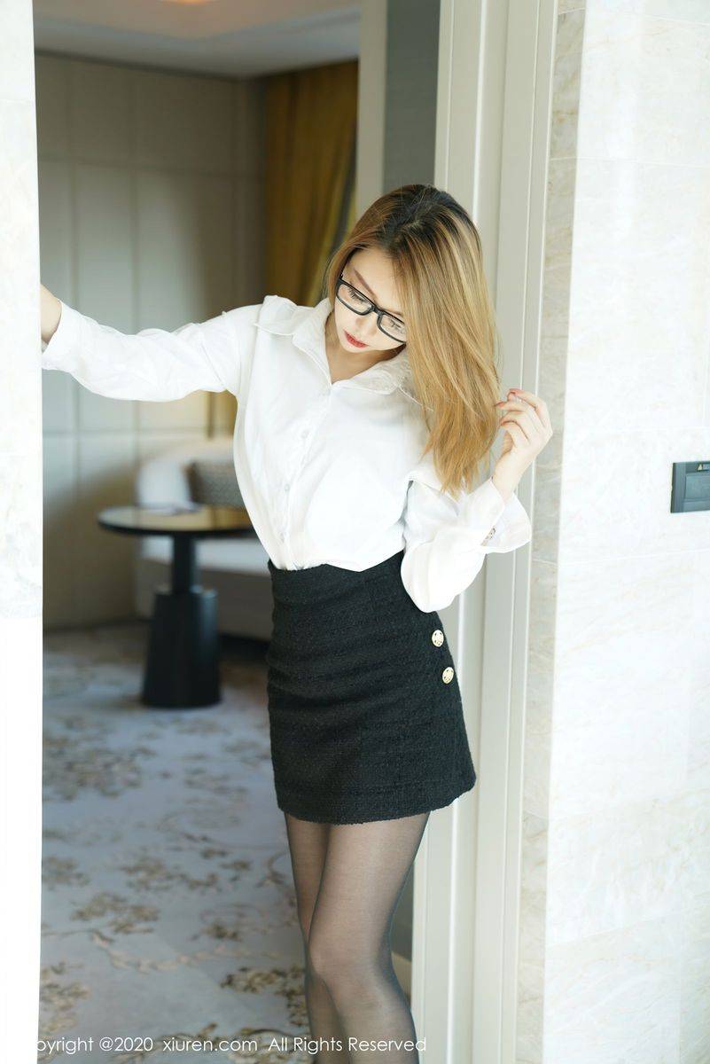 秀人网性感女神冯木木LRIS曼妙身材职场OL制服系列经典写真-7