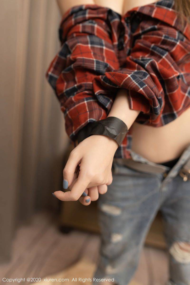 秀人网美女模特鱼子酱Fish格子衫牛仔裤保安的故事系列写真-2