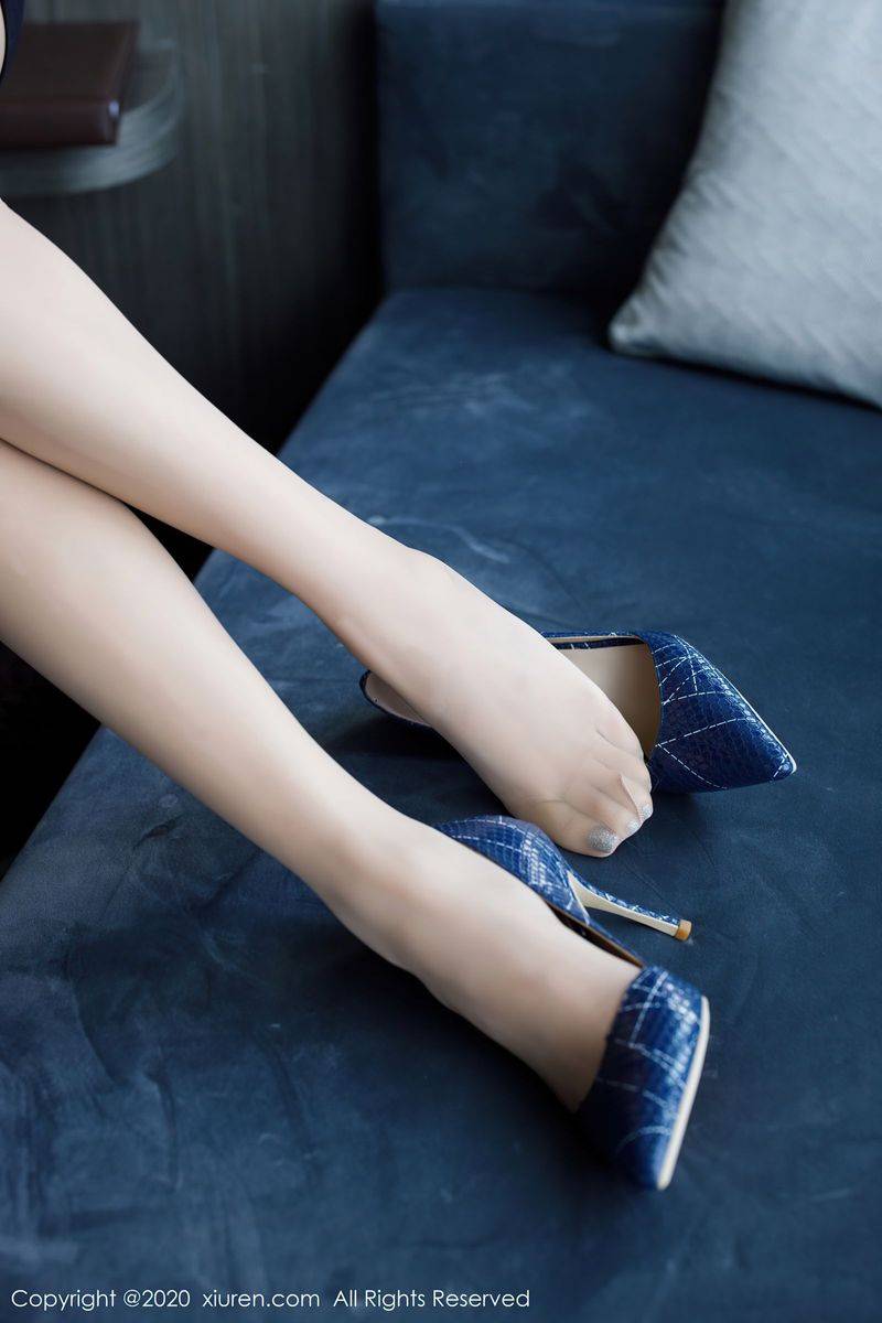 秀人网气质女神Lavinia肉肉典雅礼裙镂空内衣与极致丝袜写真-46