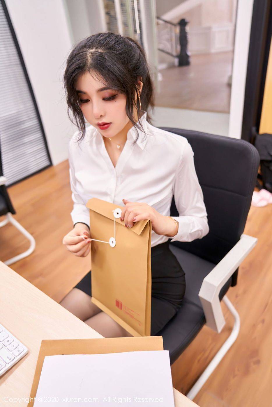 秀人网性感女神韩静安职场OL女秘书装扮撩人含羞系列写真-15