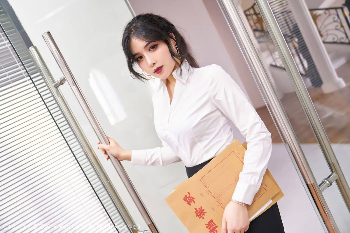 秀人网性感女神韩静安职场OL女秘书装扮撩人含羞系列写真-21